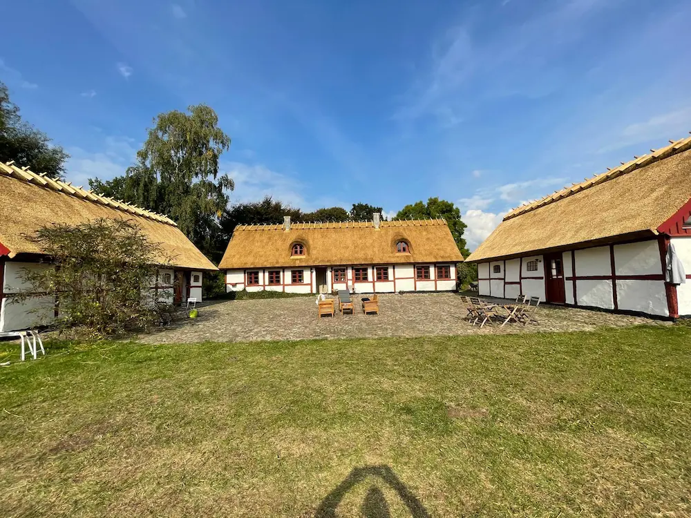 Nytt vasstak på en traditionell skånegård i Skåne